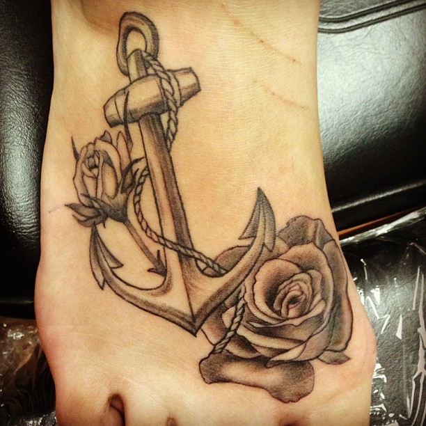 脚背黑白船锚与玫瑰纹身图案
