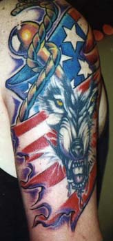 美国国旗和愤怒的狼纹身图案