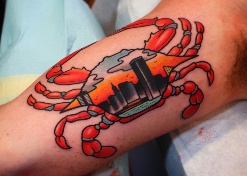 大臂彩色的螃蟹结合城市纹身图案