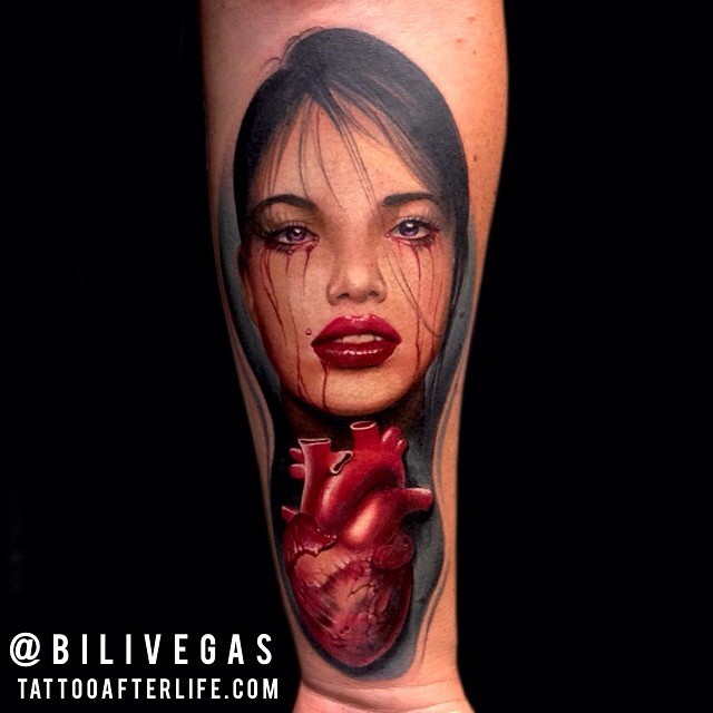 小臂彩色的血腥女人与心脏纹身图案