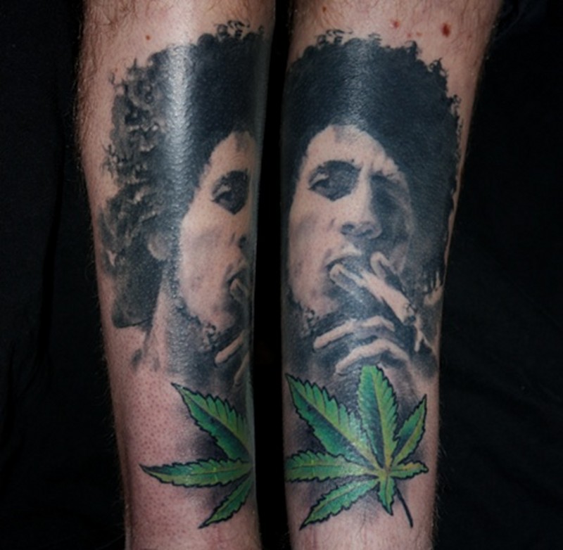 手臂黑白迈克尔杰克孙肖像和绿色叶子纹身图案