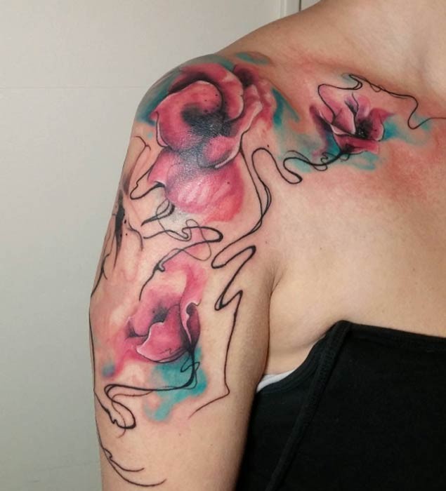 女生肩部抽象风格的各色花卉纹身图案