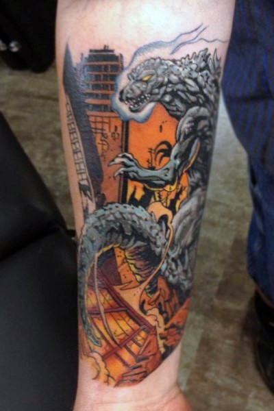 手臂漫画风格彩色邪恶哥斯拉与燃烧的城市纹身图案