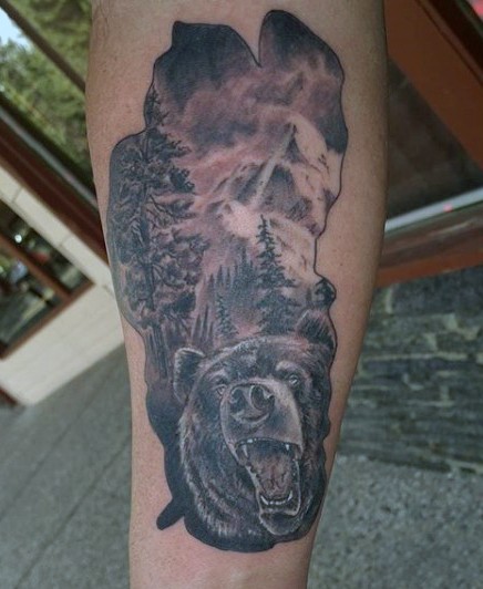 手臂野生黑熊和大山森林纹身图案