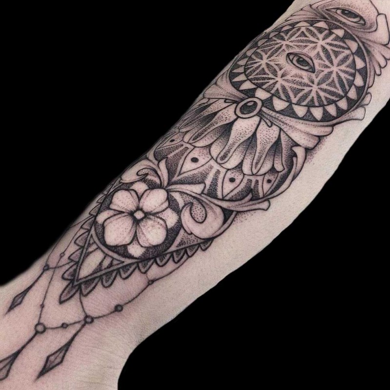 神秘的点刺花朵眼睛与各种符号手臂纹身图案