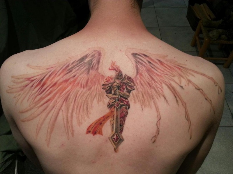 背部大翅膀的骑士天使纹身图案