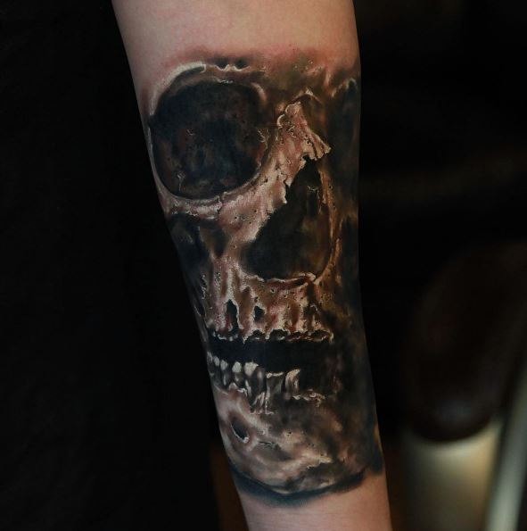 手臂黑灰风格的骷髅个性纹身图案