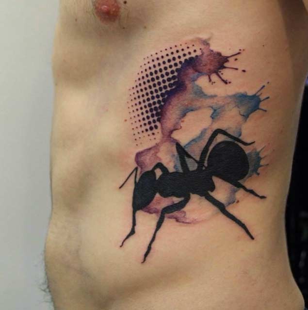 侧肋抽象风格的彩色蚂蚁泼墨纹身图案