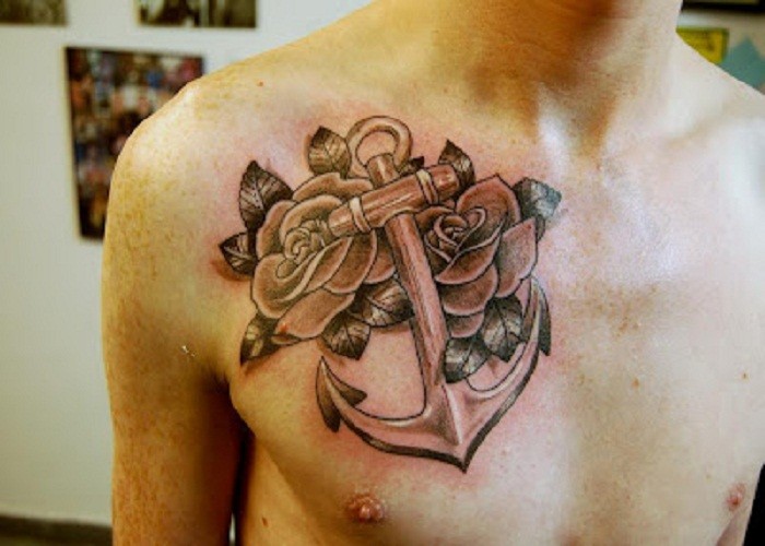 船锚与玫瑰胸部纹身图案