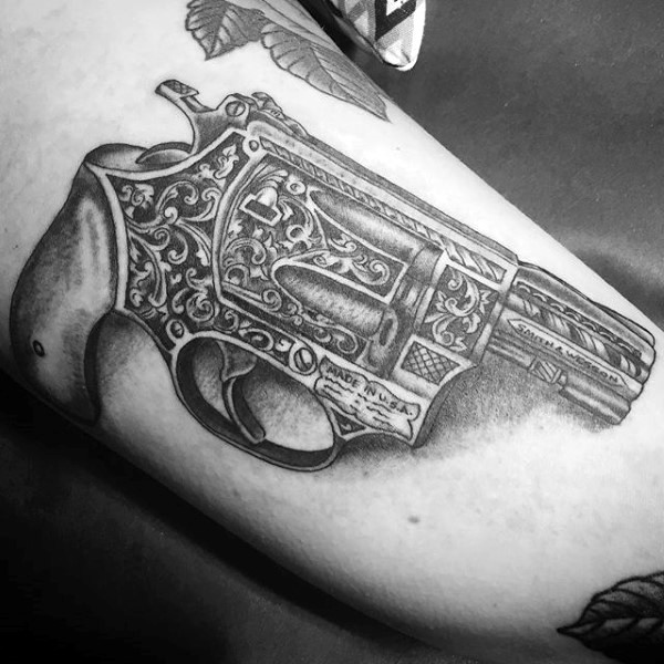 手臂黑色3D美丽的女士手枪纹身图案