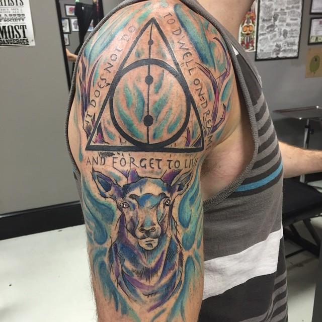 大臂彩色的三角形符号和字母小鹿纹身图案