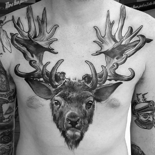胸部3D黑色的鹿头纹身图案