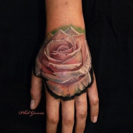 手臂逼真的3D粉色玫瑰花纹身图案