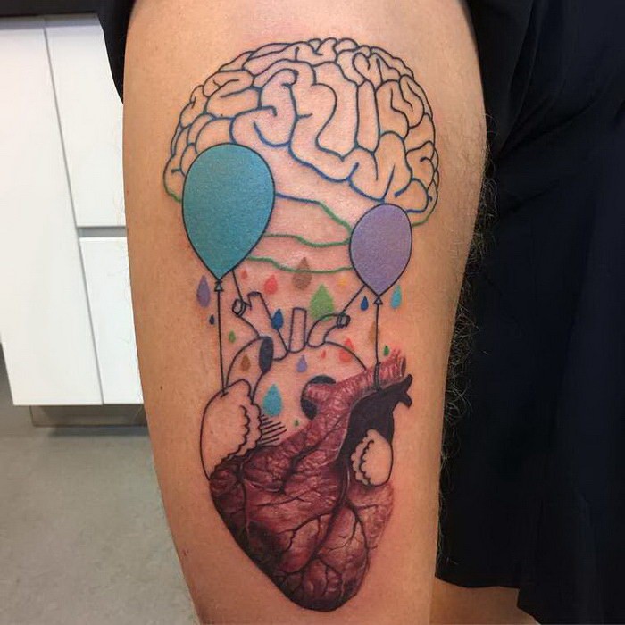 手臂抽象风格的彩色心脏与气球和大脑纹身图案