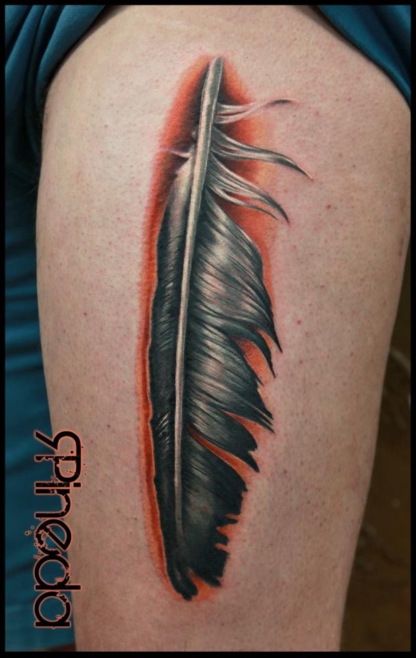 非常逼真的彩色羽毛手臂纹身图案