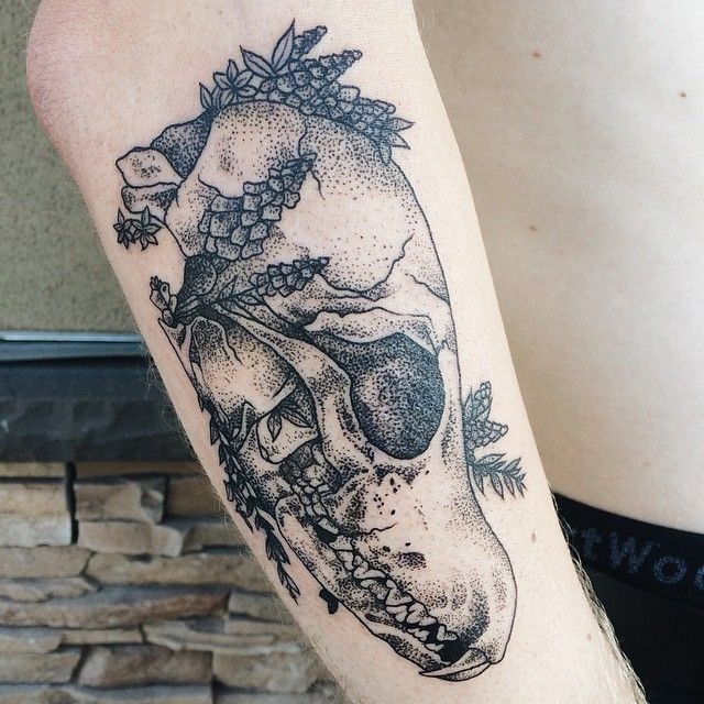 点刺风的动物头骨和叶子纹身图案