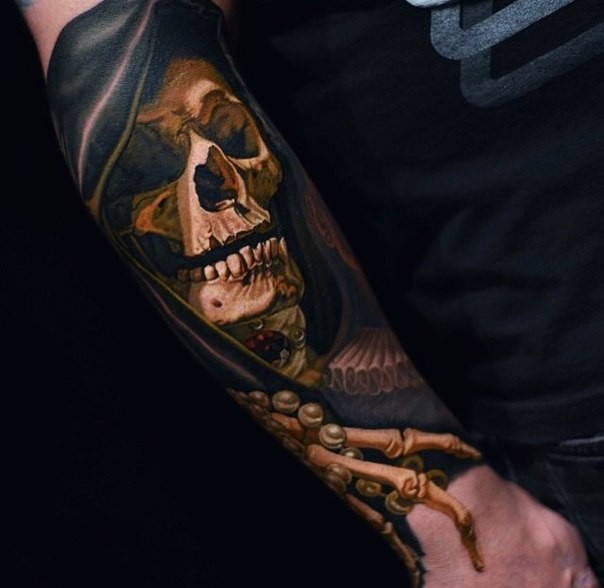 写实风格的彩色骷髅死神手臂纹身图案