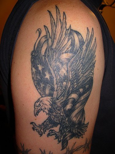 手臂美国国旗翅膀的鹰黑色纹身图案