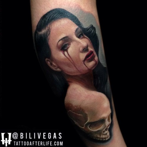 写实风格彩色血腥女人肖像与骷髅手臂纹身图案