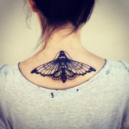 女生背部黑色好看的飞蛾纹身图案