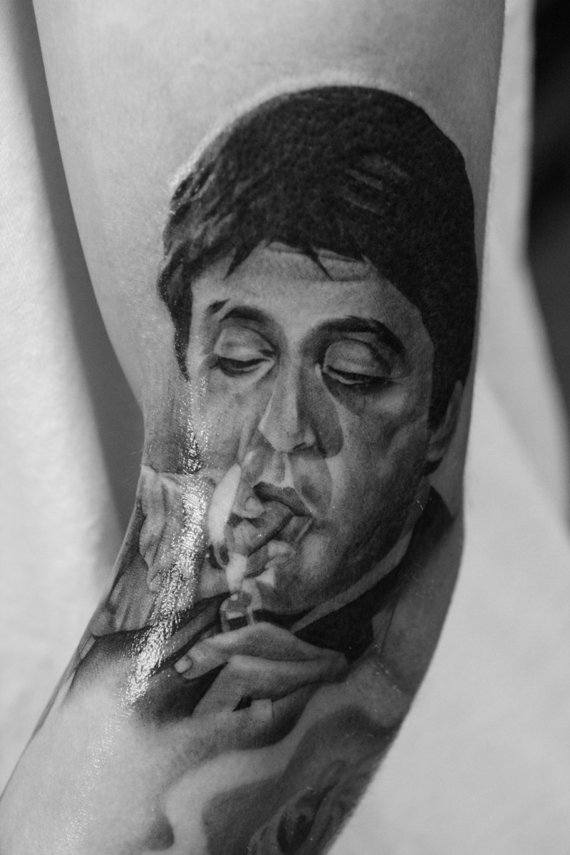 写实风格彩色吸烟男性肖像手臂纹身图案
