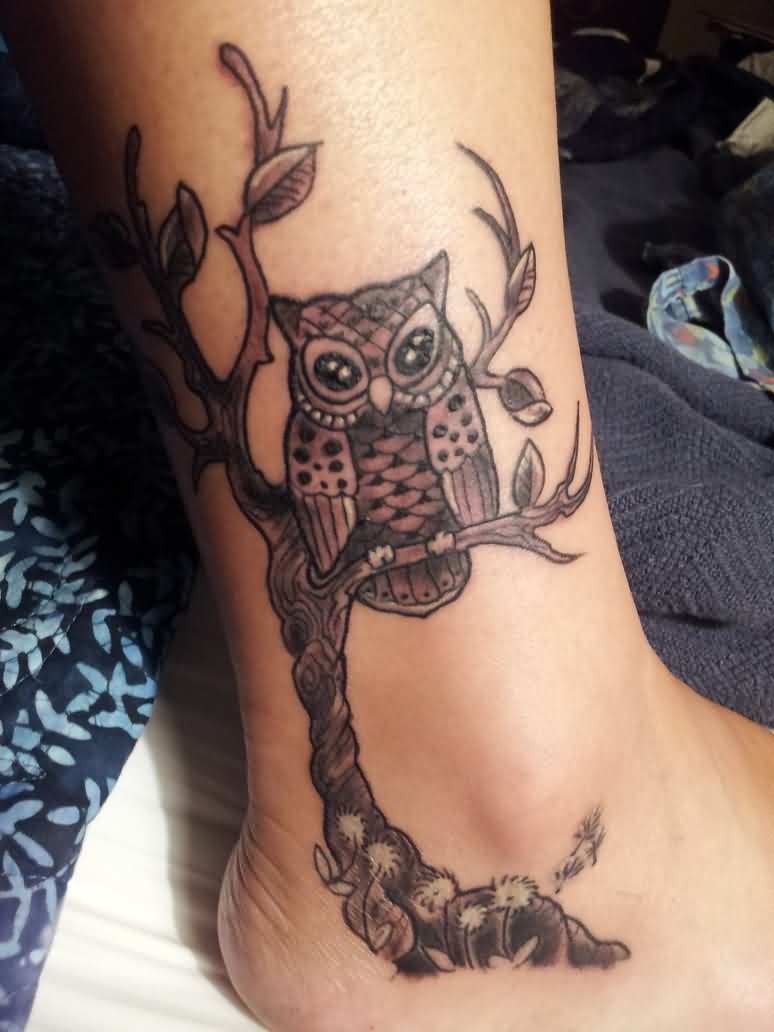 灰色可爱的猫头鹰和树枝脚踝纹身图案