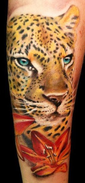 写实的头豹和百合花彩色手臂纹身图案