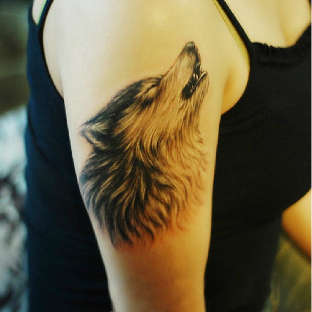 手臂狼头像写实风格纹身图案