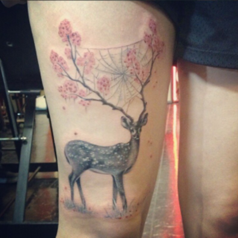 大腿美丽的神秘小鹿与树枝纹身图案