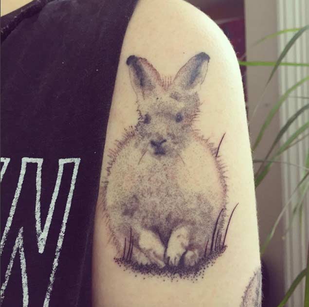 手背可爱的白色小兔子纹身图案