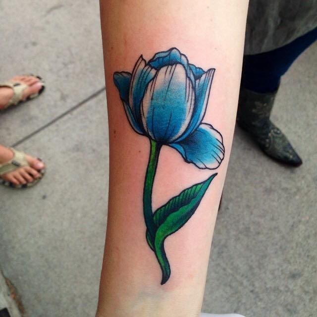 手臂经典的蓝色花朵纹身图案
