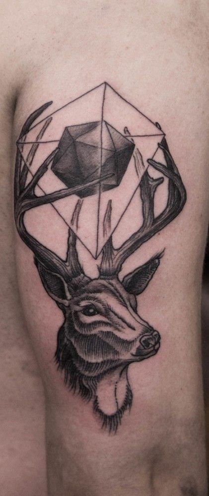 黑色的鹿头与几何手臂纹身图案