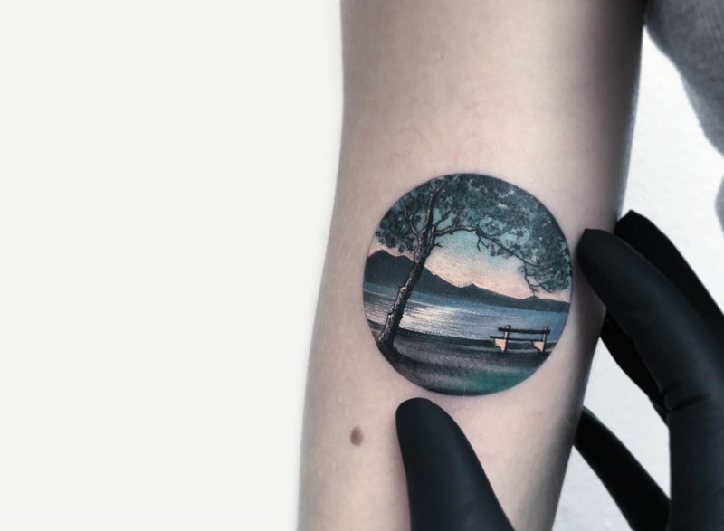 小圆圈里的彩绘湖边风景手臂纹身图案