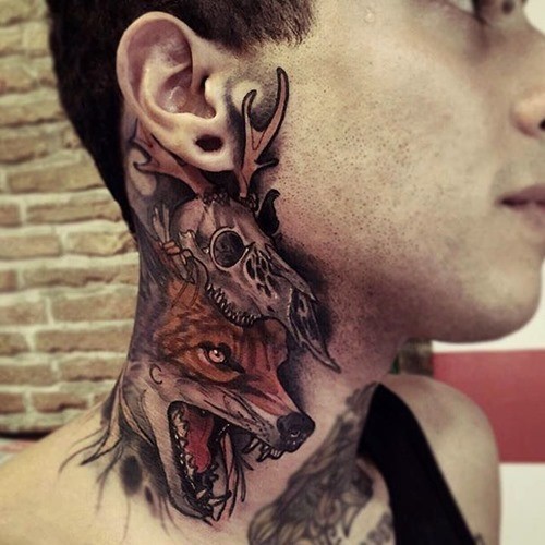 颈部多彩的邪恶狐狸与动物头骨纹身图案