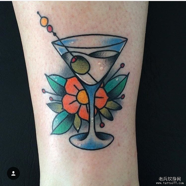 小臂彩绘杯子樱花纹身图案