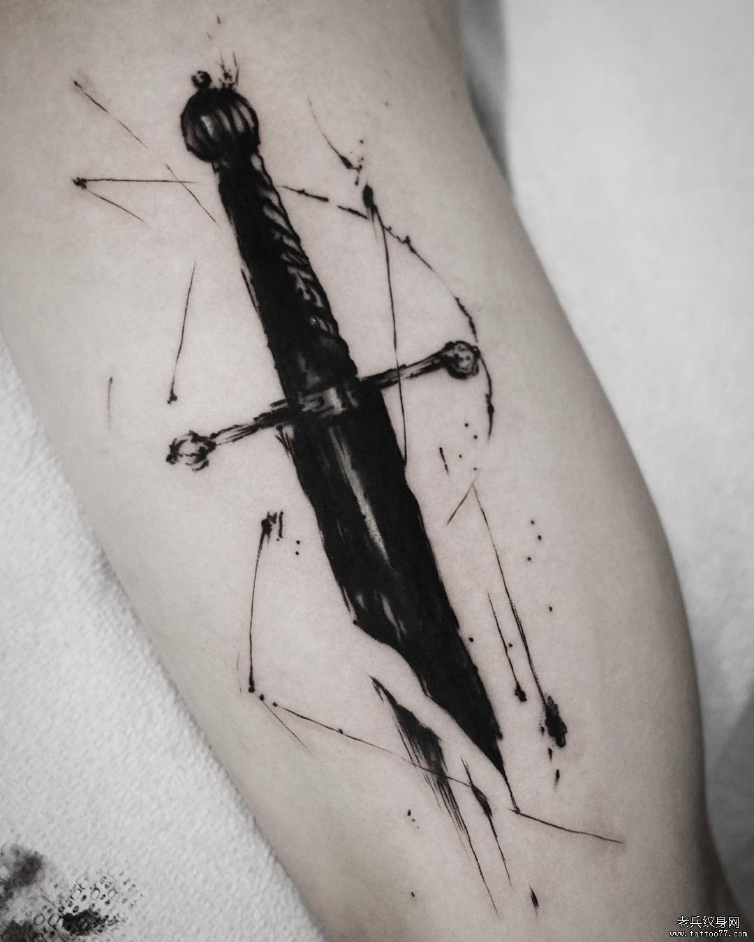 大臂个性的水墨匕首纹身图案