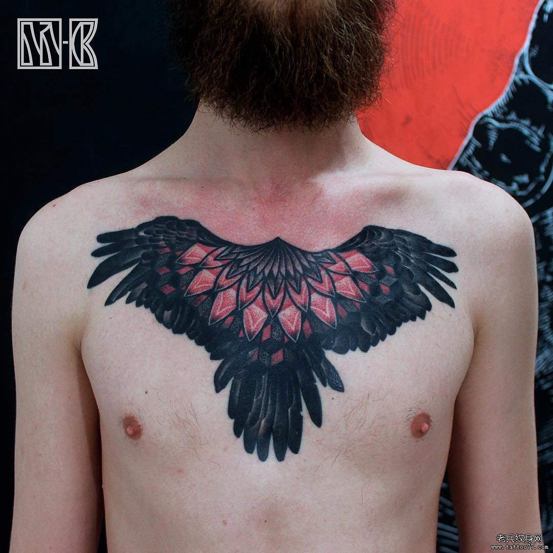 男性胸部彩绘school翅膀纹身图案