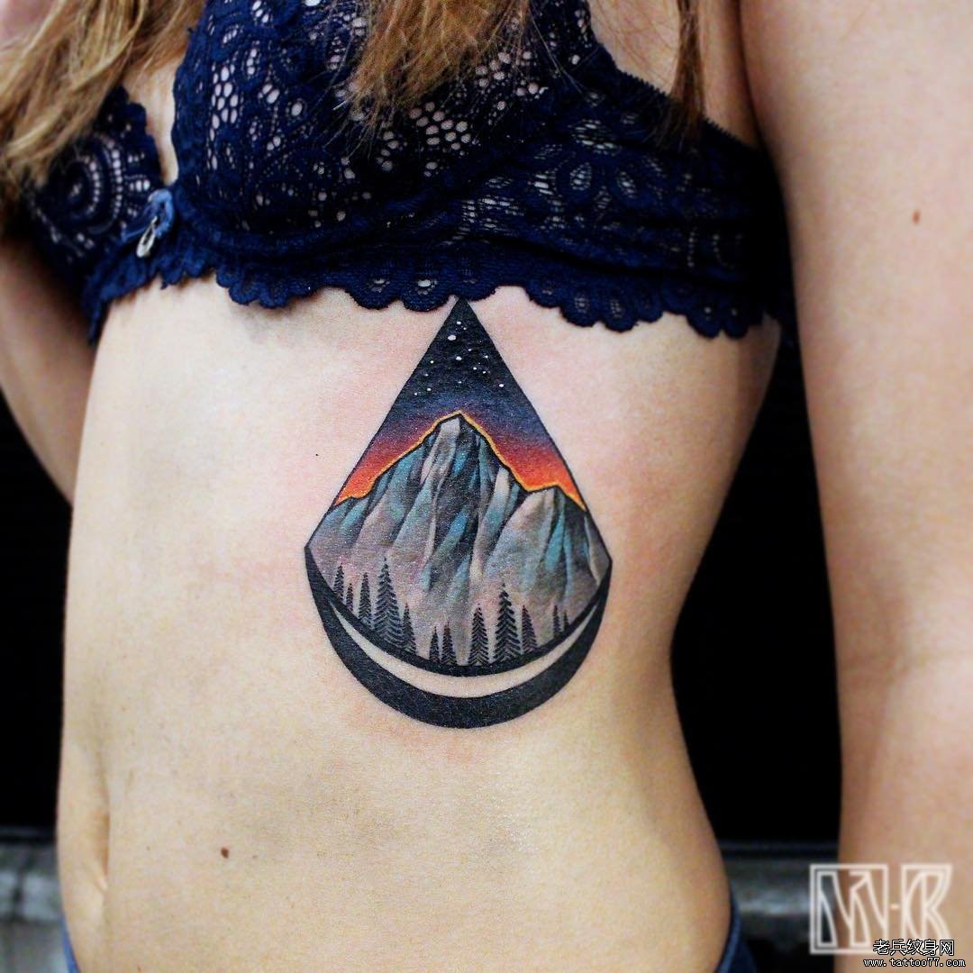 女性腹部彩绘几何山脉星空纹身图案