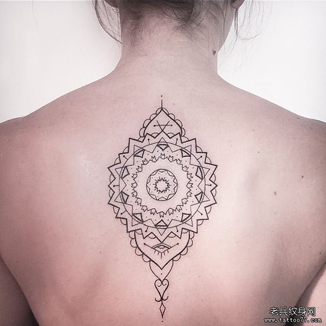 女性背部梵花线条几何纹身图案