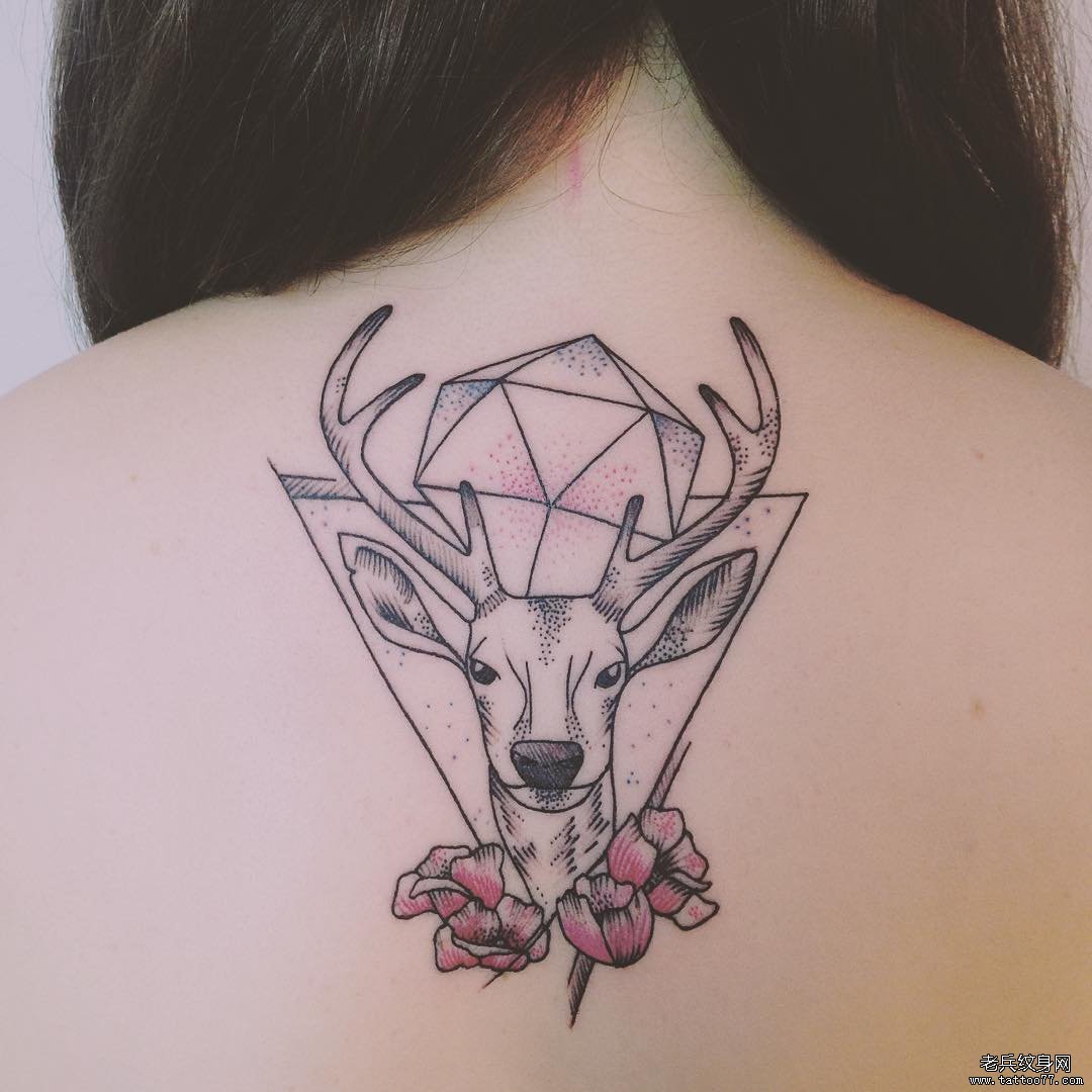 背部麋鹿几何线条点刺彩绘花蕊纹身图案