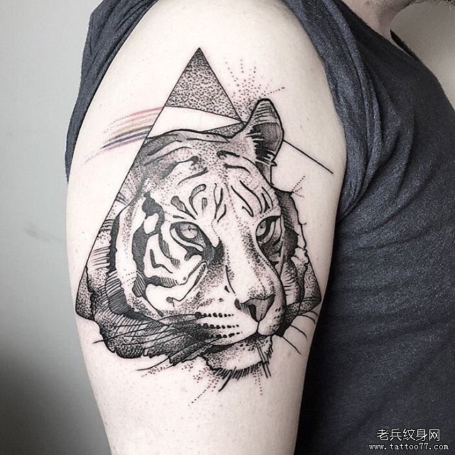 大臂老虎几何点刺个性的纹身图案
