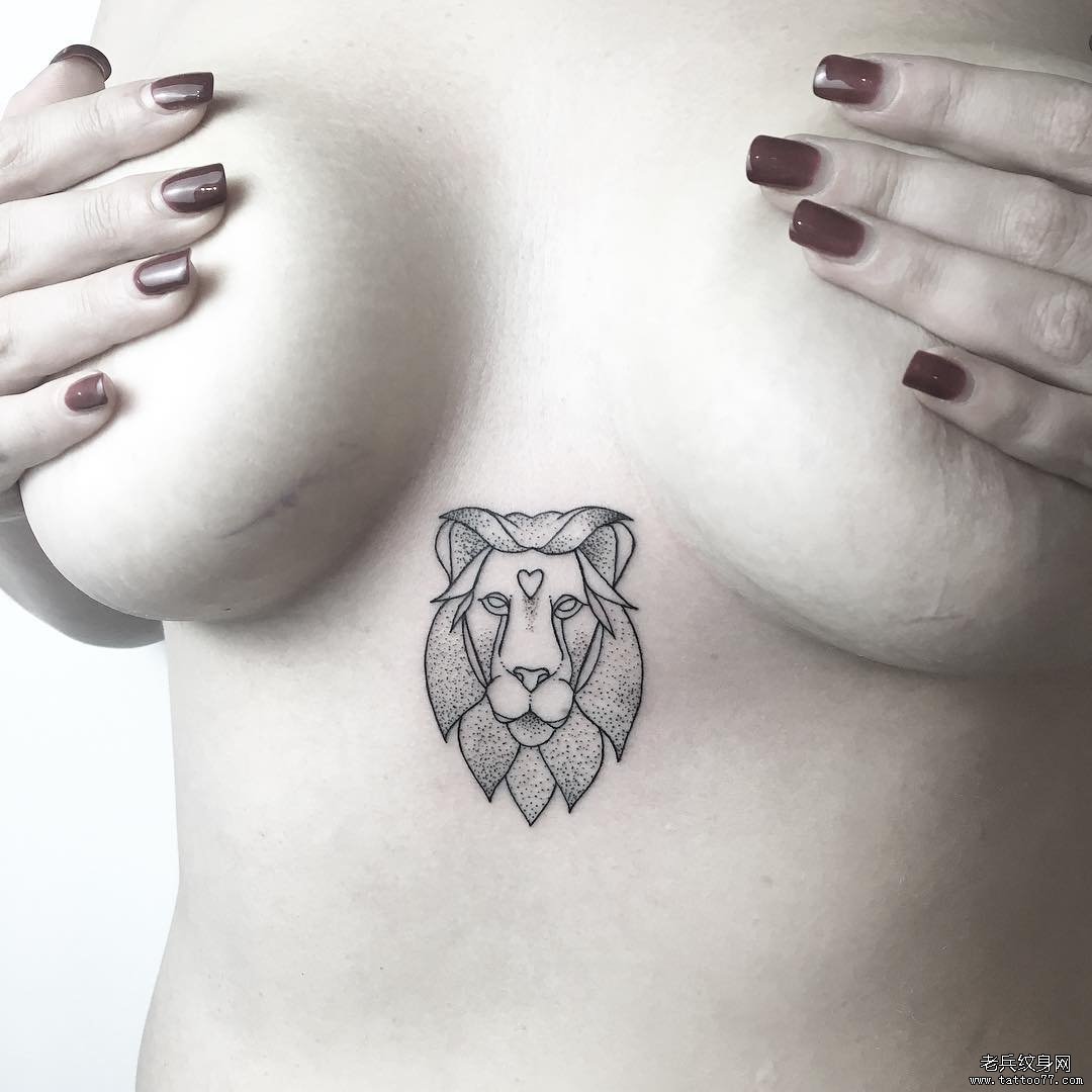 女生胸部性感线条点刺狮子纹身图案