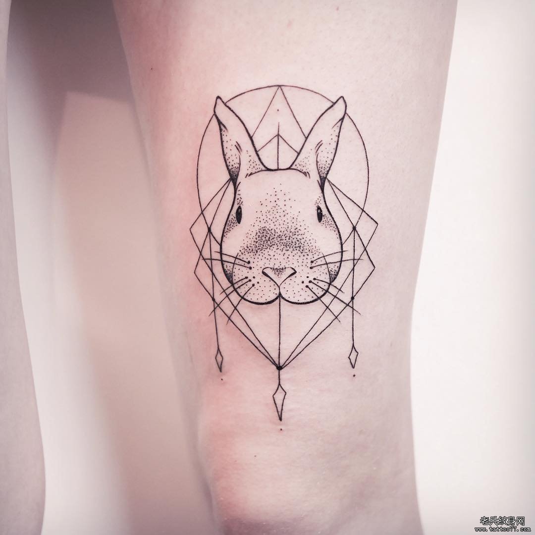 大腿几何线条兔子头部点刺纹身图案