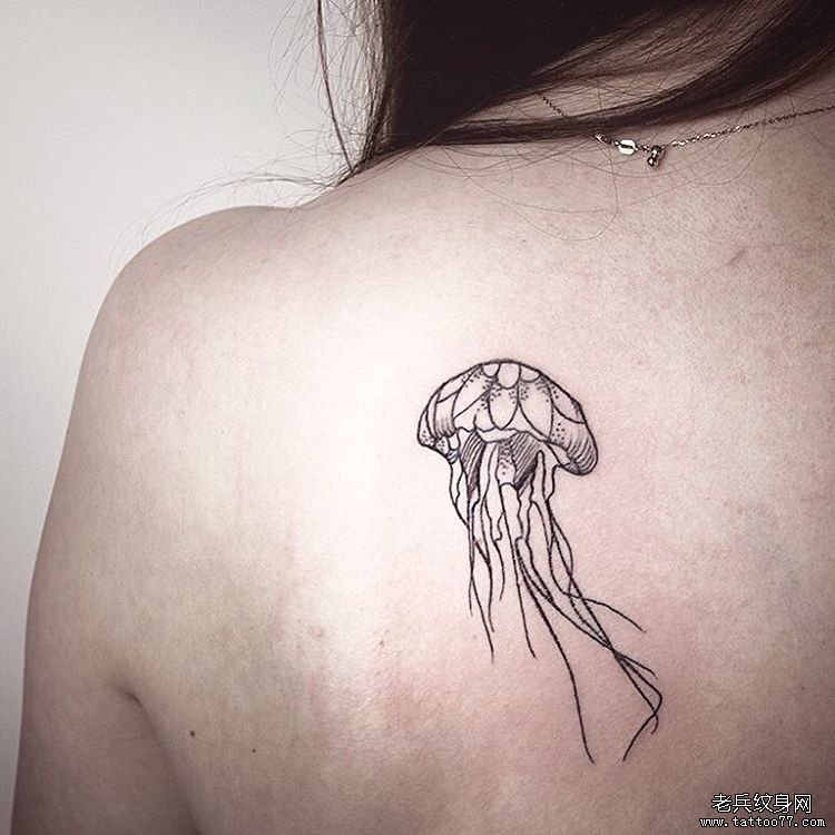 女生背部线条小清新可爱的水母纹身图案