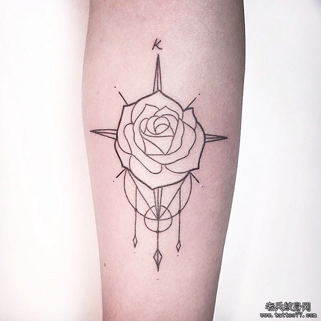 小臂线条玫瑰指南针纹身图案