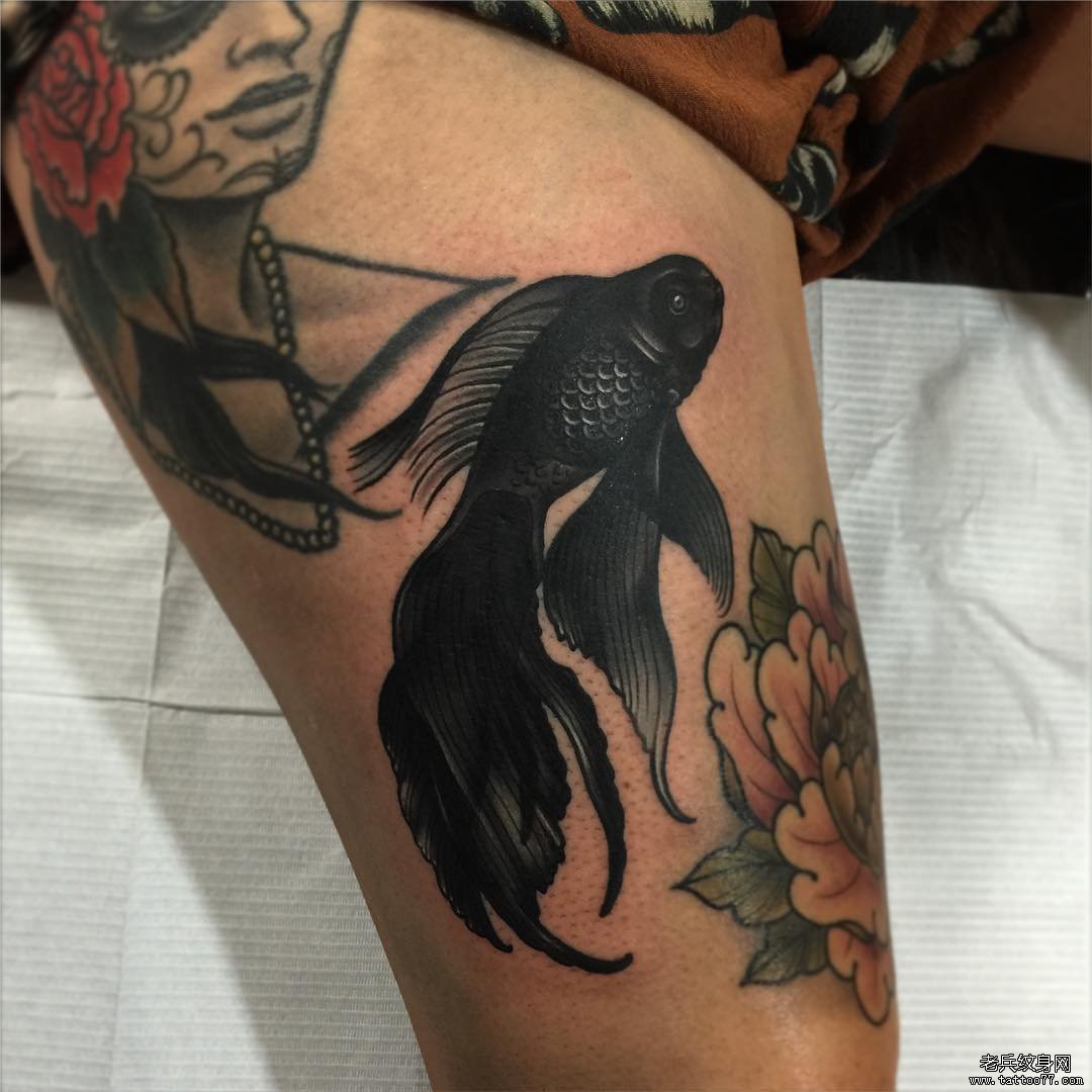 大腿school金鱼牡丹花纹身图案