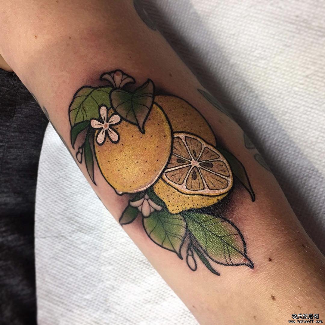 大臂彩绘清新的柠檬纹身图案