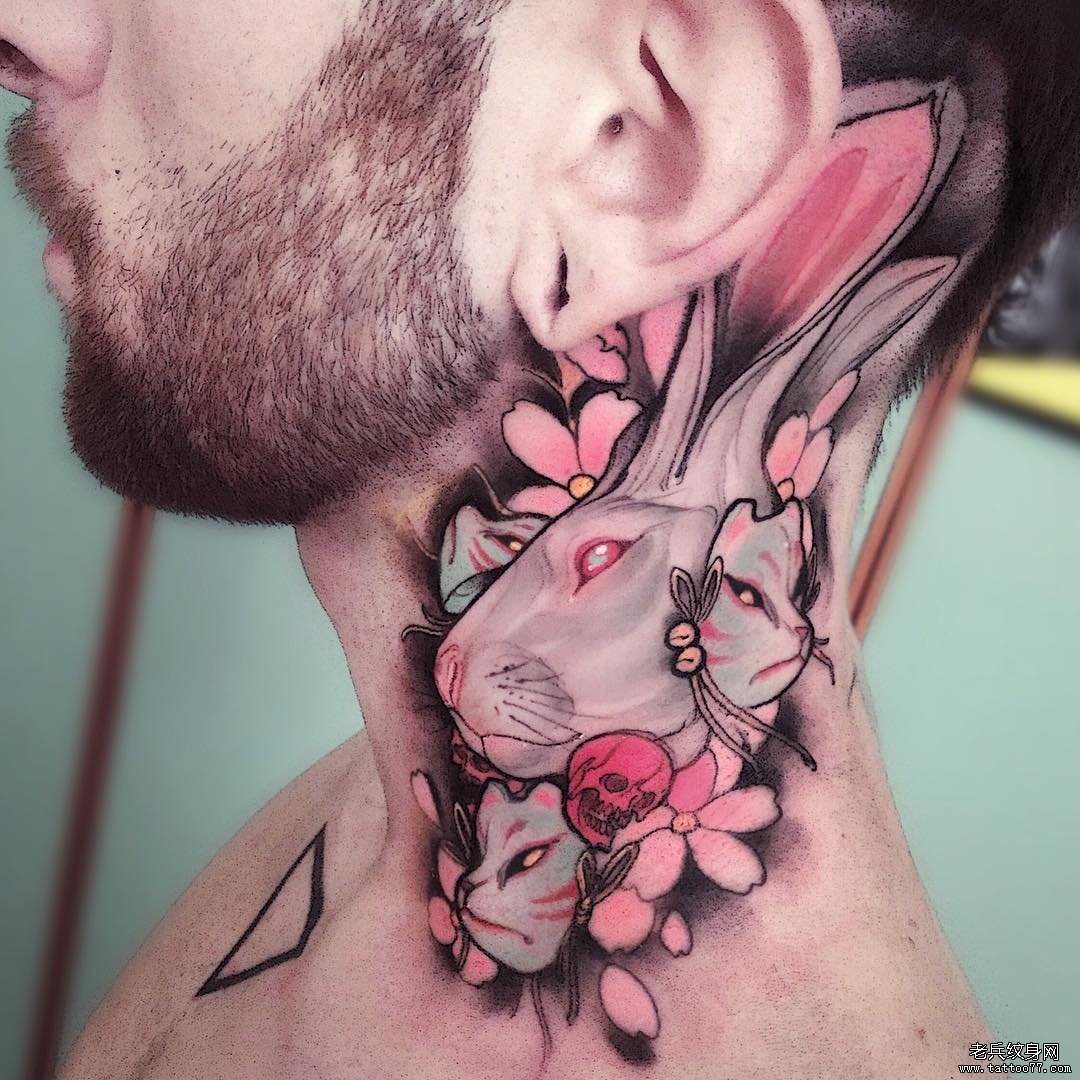 男性颈部彩色兔子猫面具纹身图案