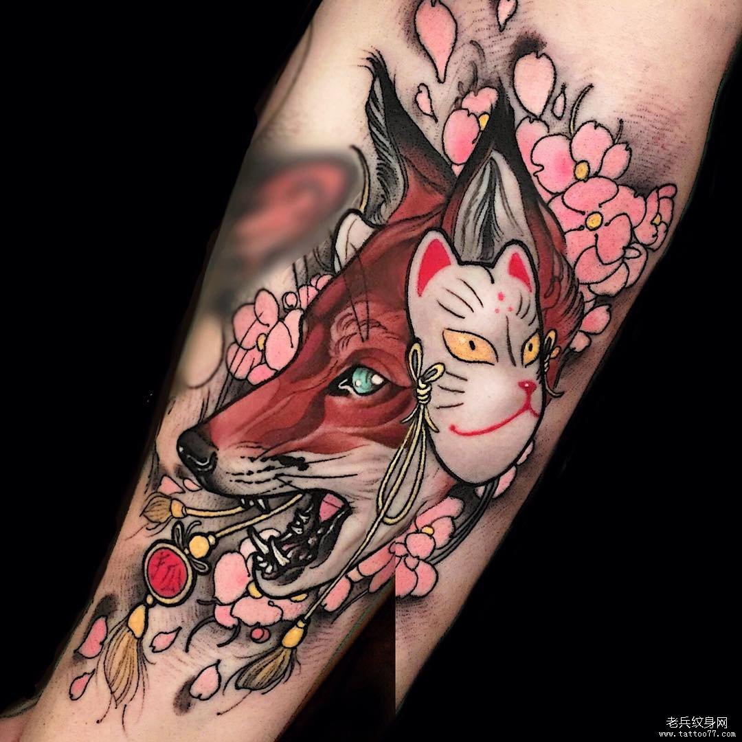 小臂彩绘花蕊面具狐狸纹身图案