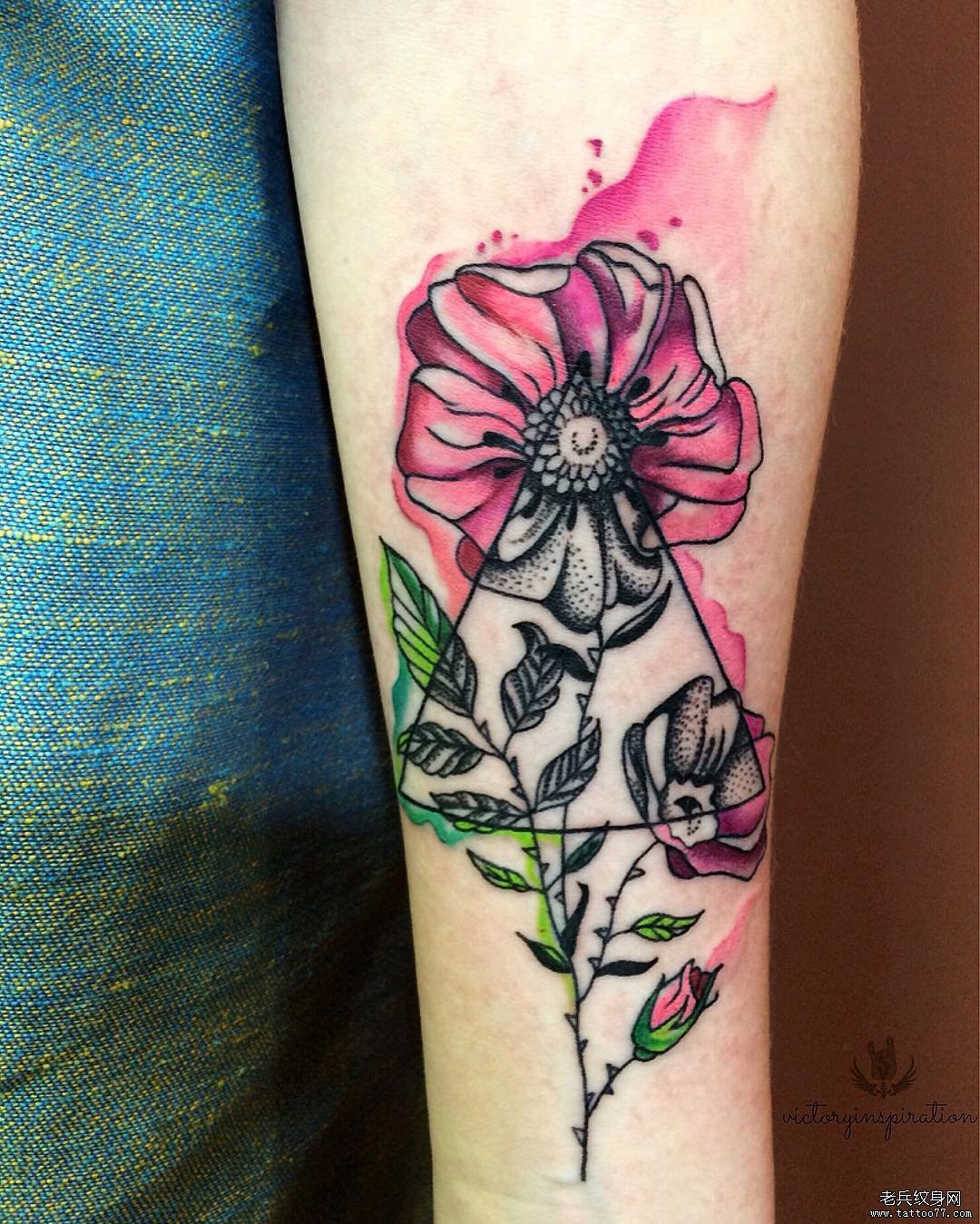 小臂个性漂亮的泼墨水彩花卉纹身图案